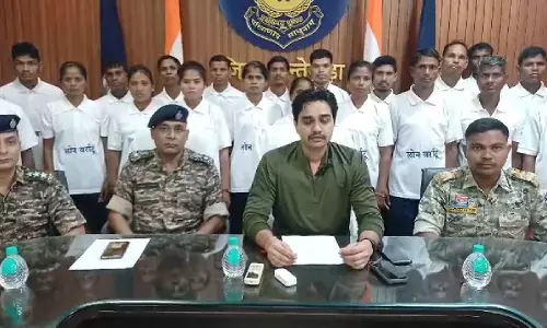 दंतेवाड़ा में बुधवार को 21 नक्सलियों ने सरेंडर किया है।