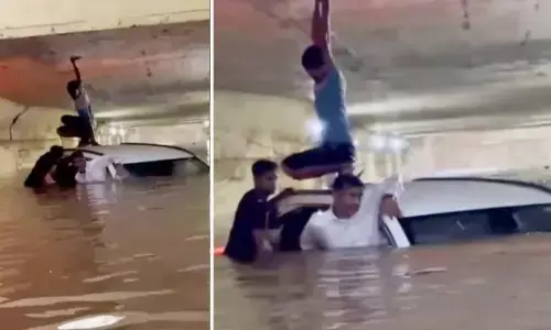ड्राइवर के आत्मविश्वास से कार पानी मे डूबी, देखते ही देखते बोनट पूरी तरह से डूब गया