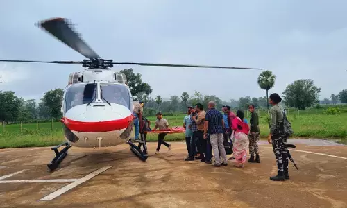हेलीकॉप्टर में गढ़चिरौली जिला मुख्यालय तक समुचित इलाज के लिए एयर लिफ्ट किया गया है