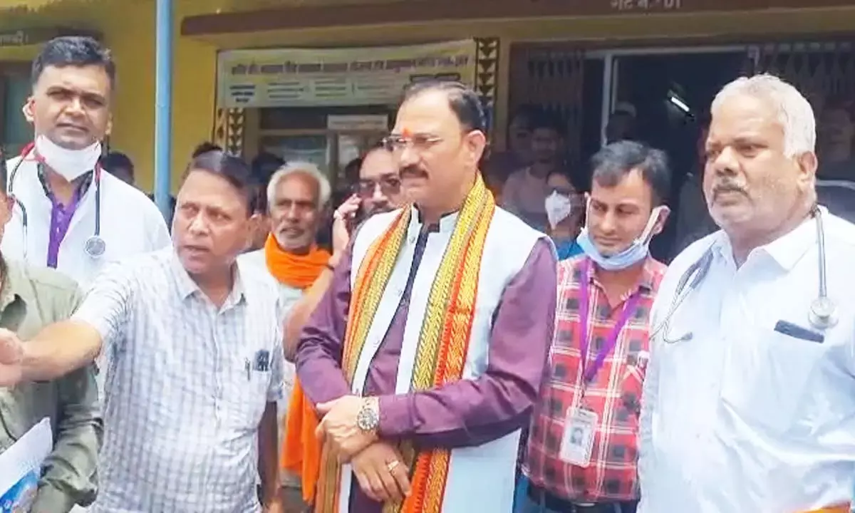 निरीक्षण के दौरान स्वास्थ्य मंत्री श्याम बिहारी जायसवाल