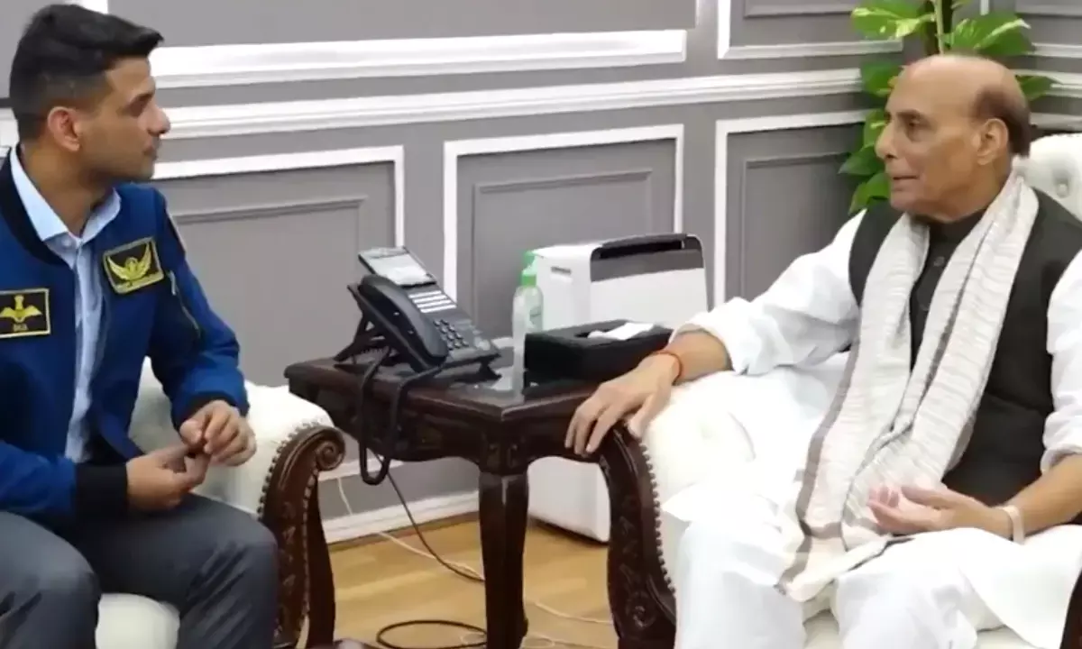 रक्षामंत्री राजनाथ सिंह से मुलाकात करते अंतरिक्ष यात्री शुभांशु शुक्ला