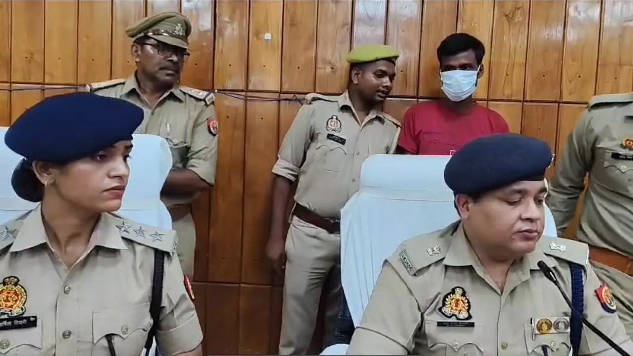 UP, Bahraich: मोतीपुर थाना क्षेत्र के दौलतपुर निवासी अनिरुद्ध ने अपनी पत्नी और तीन बेटियों को मौत के घाट उतार दिया।