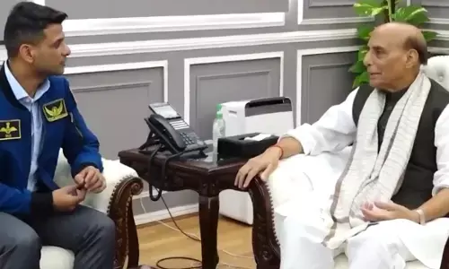 रक्षामंत्री राजनाथ सिंह से मुलाकात करते अंतरिक्ष यात्री शुभांशु शुक्ला