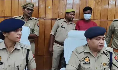 UP, Bahraich: मोतीपुर थाना क्षेत्र के दौलतपुर निवासी अनिरुद्ध ने अपनी पत्नी और तीन बेटियों को मौत के घाट उतार दिया।