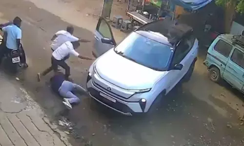 शोरूम के बाहर यूजर चेक कर रहा का कार के फीचर्स, फिर समन मोड बन गया मौत की वजह