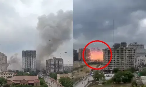 pakistan karachi firecracker warehouse blast