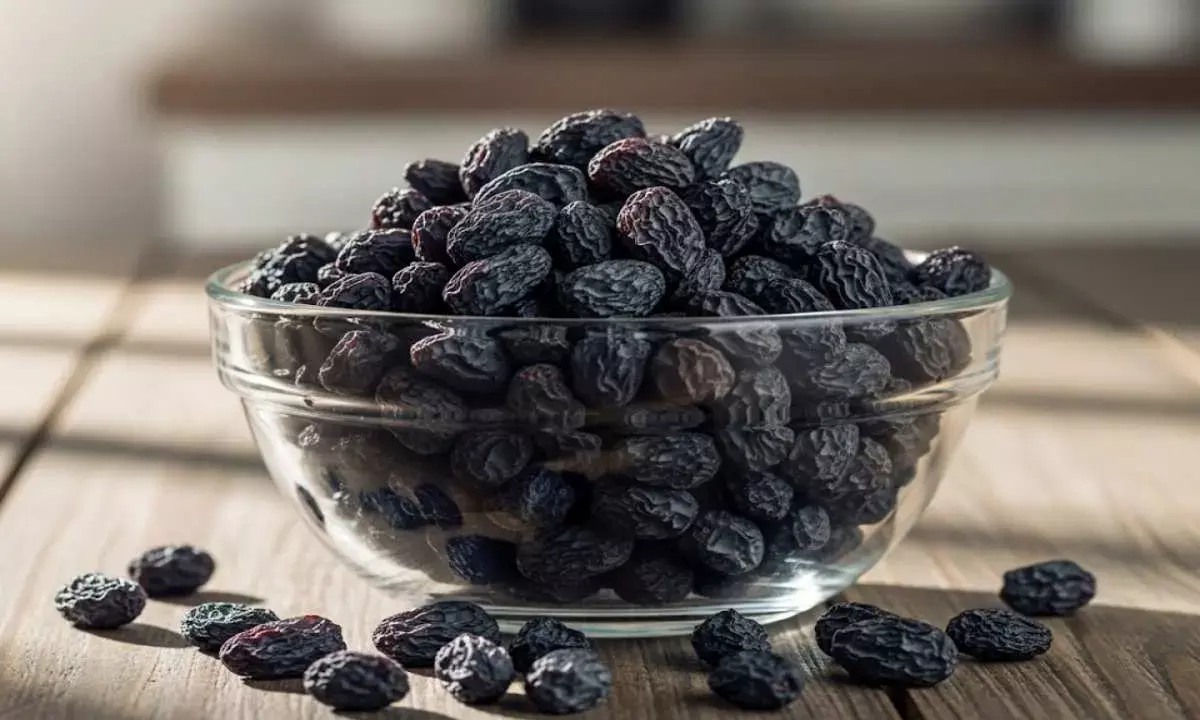black raisins benefits kali kishmish ke fayde