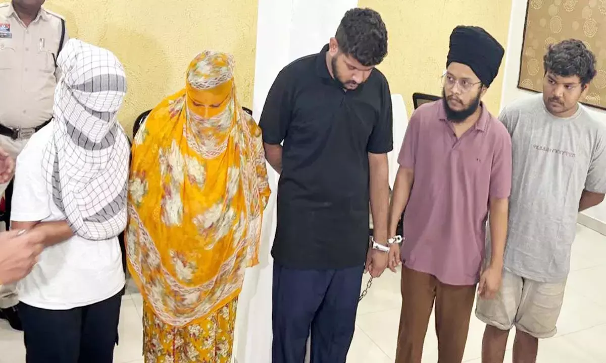 पुलिस की गिरफ्त में सभी आरोपी पुलिस की गिरफ्त में सभी आरोपी