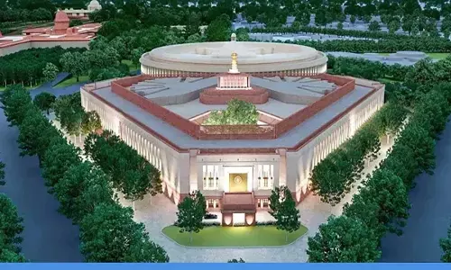 संसद भवन की सुरक्षा में चूक- दीवार फांदकर घुसा व्यक्ति