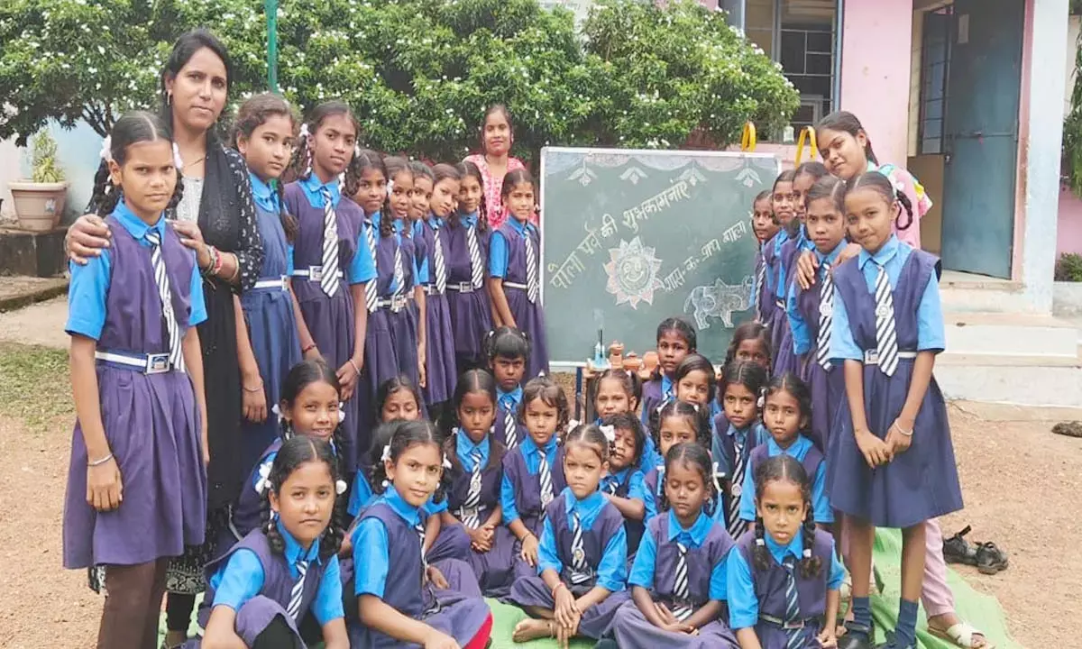 स्कूल में उपस्थित छात्राएं