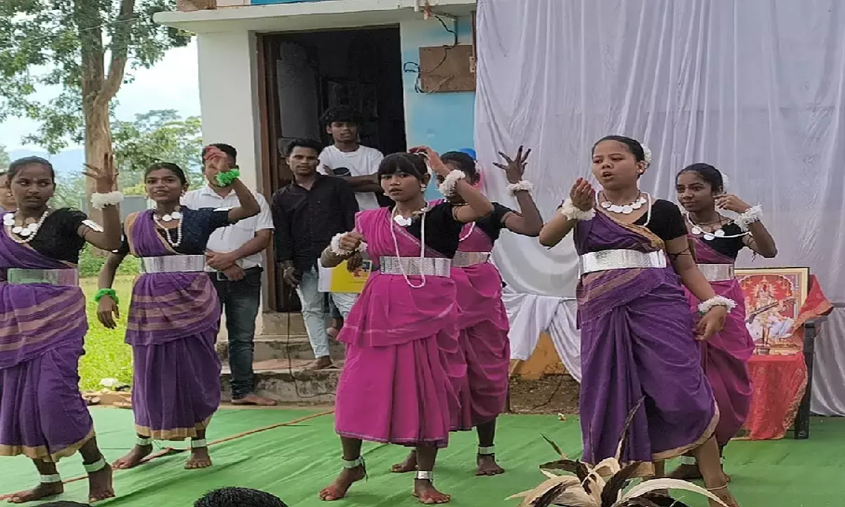 दंतेवाड़ा जिले के ग्राम पंचायत चितालंका में बाल मित्र पुस्तकालय और गतिविधि केंद्र का वार्षिकोत्सव मनाया गया।