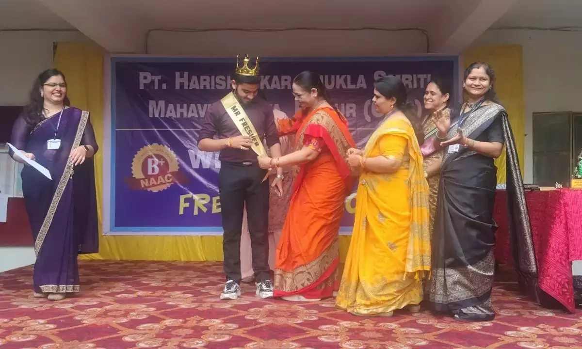 रायपुर के पं. हरिशंकर शुक्ल स्मृति महाविद्यालय में फ्रेशर्स पार्टी का आयोजन किया गया