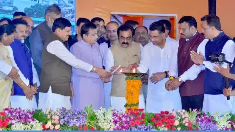 जबलपुर। फ्लाईओवर ब्रिज के लोकार्पण समारोह में केंद्रीय मंत्री नितिन गडकरी, CM मोहन यादव व अन्य।