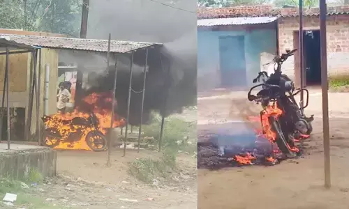 पत्नी ने जलाई पति की बाइक