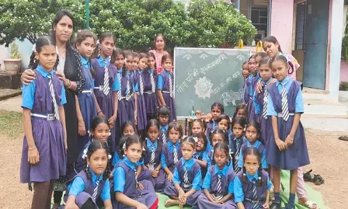 स्कूल में उपस्थित छात्राएं