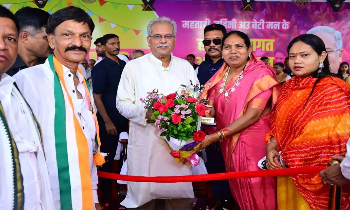 भूपेश बघेल ने मनाया जन्मदिन : कहा - ईडी  मेरे घर आए इसके बदले हम उनके दफ्तर के पास आ गए