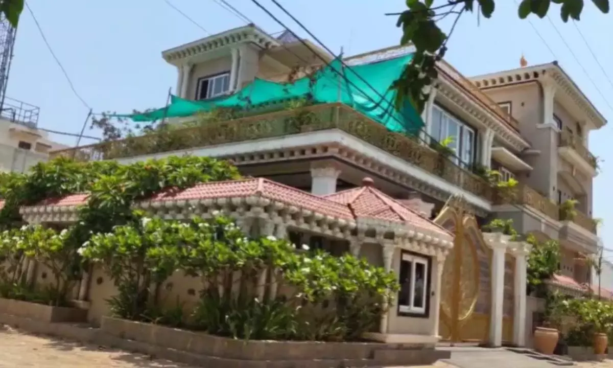 सूदखोर तोमर भाइयों का बंगला कुर्क :  दोनों के खिलाफ दर्ज हैं 17 मामले