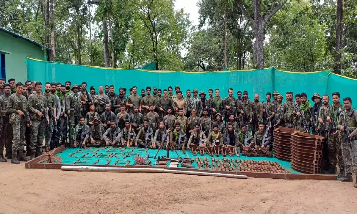 सुकमा जिले के मेट्टागुड़ा कैम्प के जंगलो में सुरक्षाबलों ने नक्सलियों द्वारा डंप हथियार, विस्फोटक सामाग्री और लोहे का सामान बरामद किया है सुकमा जिले के मेट्टागुड़ा कैम्प के जंगलो में सुरक्षाबलों ने नक्सलियों द्वारा डंप हथियार, विस्फोटक सामाग्री और लोहे का सामान बरामद किया है