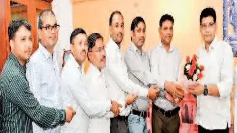 मंत्री से मिलकर माने पटवारी : हड़ताल खत्म, कार्यालय के लिए 11 सौ रूपए की स्वीकृत मंत्री से मिलकर माने पटवारी : हड़ताल खत्म, कार्यालय के लिए 11 सौ रूपए की स्वीकृत