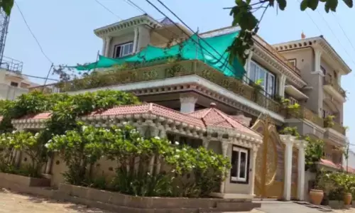 सूदखोर तोमर भाइयों का बंगला कुर्क :  दोनों के खिलाफ दर्ज हैं 17 मामले