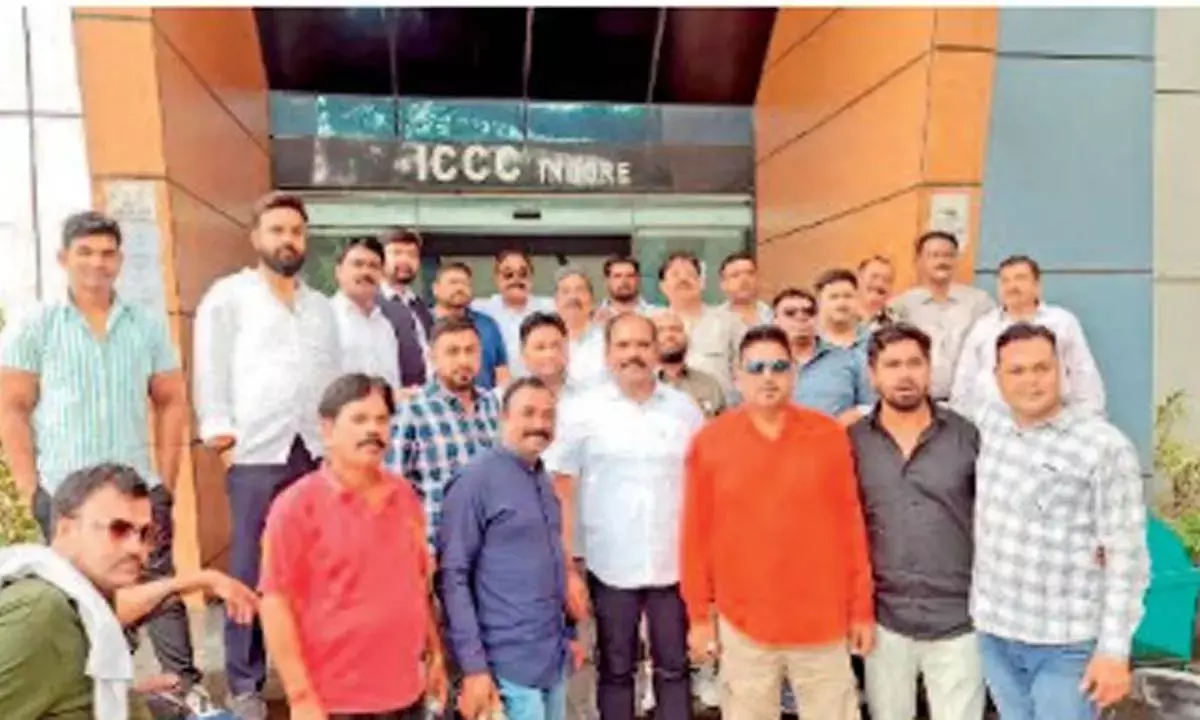 भिलाई निगम में अनूठा कांड : पत्नी पार्षद लेकिन उनके पति ले रहे फाइव स्टार लाइफ का मजा भिलाई निगम में अनूठा कांड : पत्नी पार्षद लेकिन उनके पति ले रहे फाइव स्टार लाइफ का मजा