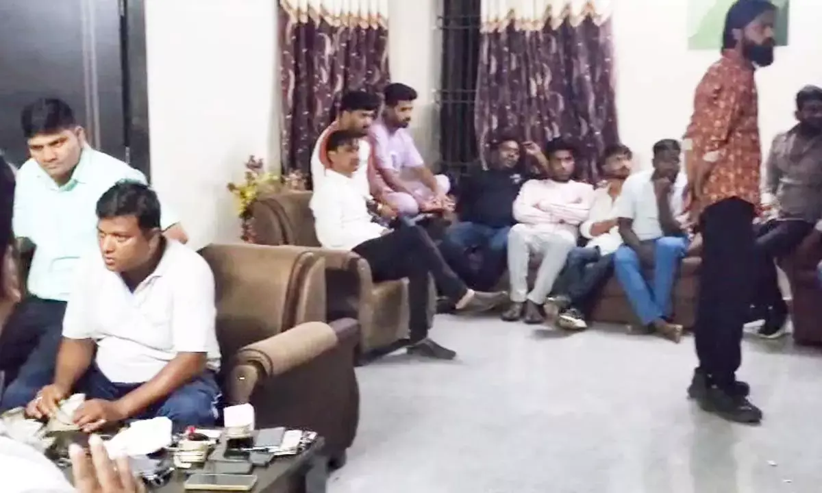 फार्महाउस में खेल रहे थे जुआ फार्महाउस में खेल रहे थे जुआ