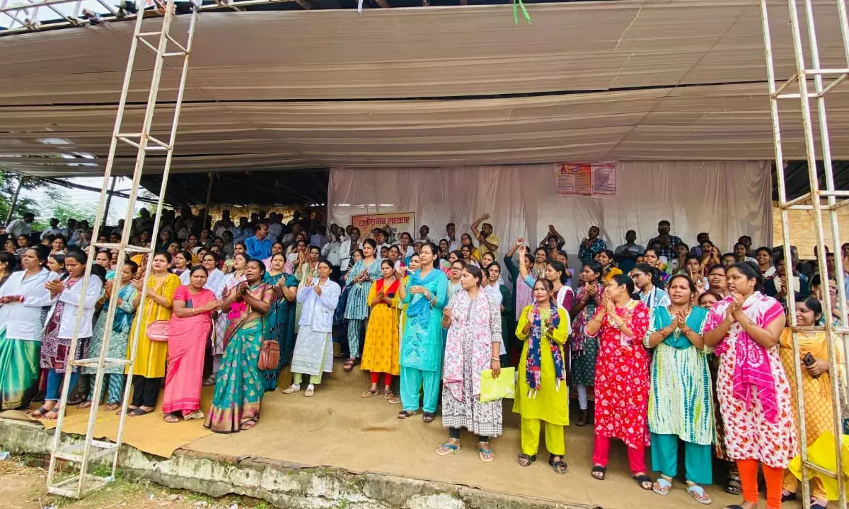 राष्ट्रीय स्वास्थ्य मिशन (NHM) के 16,000 से अधिक कर्मचारी, जिनमें रायगढ़ के 550 कर्मचारी शामिल हैं