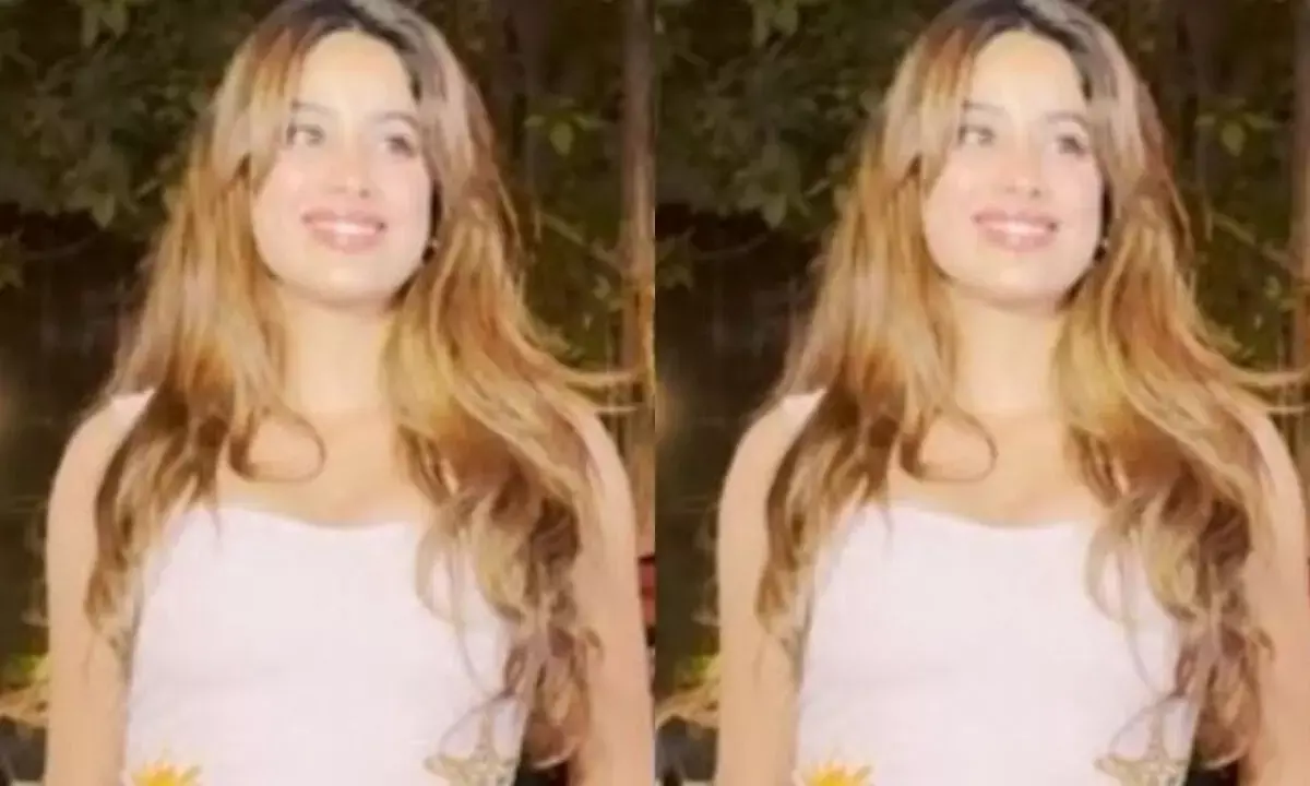 एक्ट्रेस जान्हवी कपूर का मिनी ड्रेस लुक