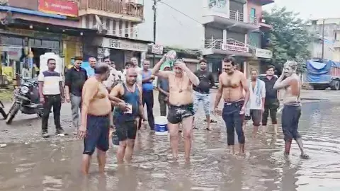 अनोखा विरोध प्रदर्शन : कोरबा के जलमग्न फोरलेन में नहाए व्यापारी अनोखा विरोध प्रदर्शन : कोरबा के जलमग्न फोरलेन में नहाए व्यापारी