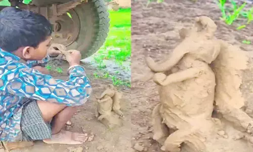 गणेश की प्रतिमा बनाते हुए बाल कलाकार शिवम