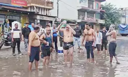 अनोखा विरोध प्रदर्शन : कोरबा के जलमग्न फोरलेन में नहाए व्यापारी अनोखा विरोध प्रदर्शन : कोरबा के जलमग्न फोरलेन में नहाए व्यापारी