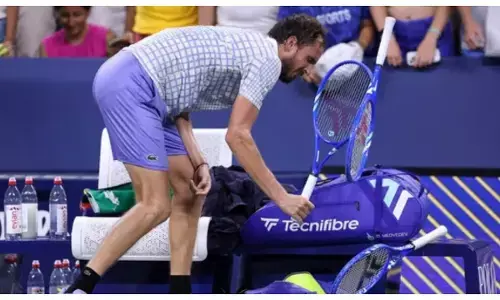 daniil medvedev breaks racquet
