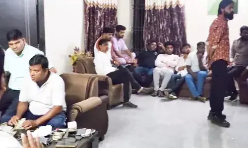 फार्महाउस में खेल रहे थे जुआ