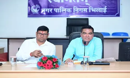 वैशाली नगर विधायक रिकेश सेन ने नगर पालिक निगम भिलाई के सभागार में शहर के विकास कार्य को लेकर अधिकारियों की समीक्षा बैठक ली