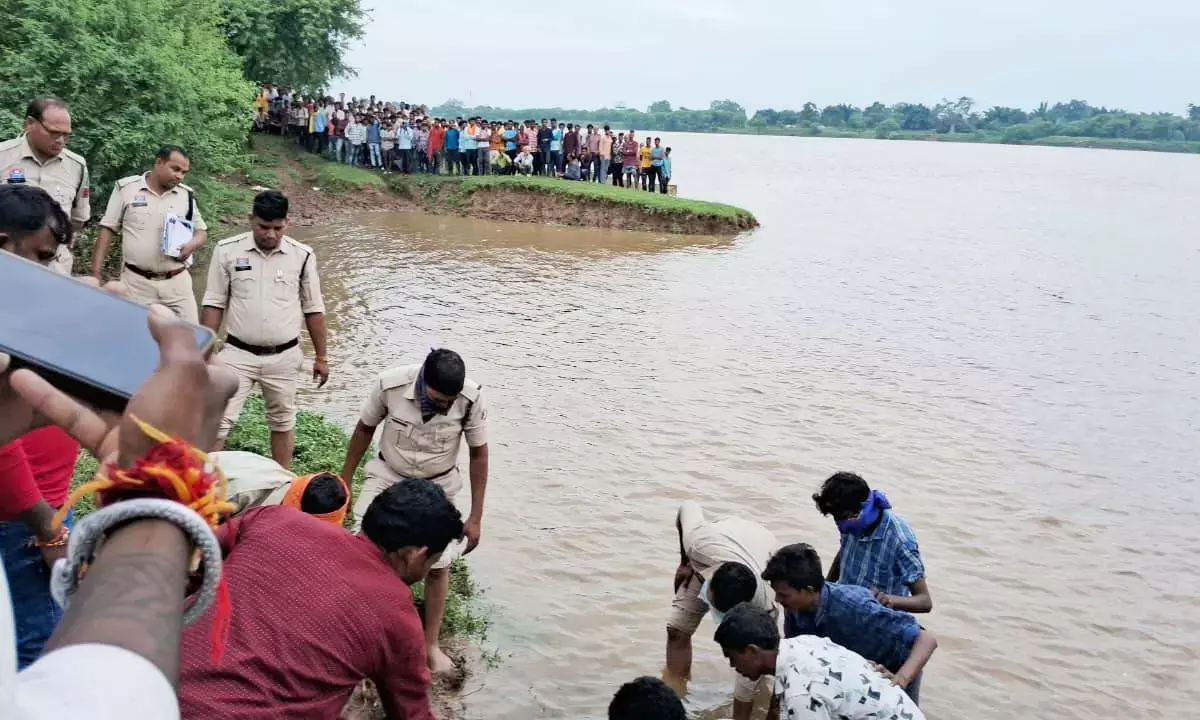 शव मिलने में गांव में फैली सनसनी शव मिलने में गांव में फैली सनसनी