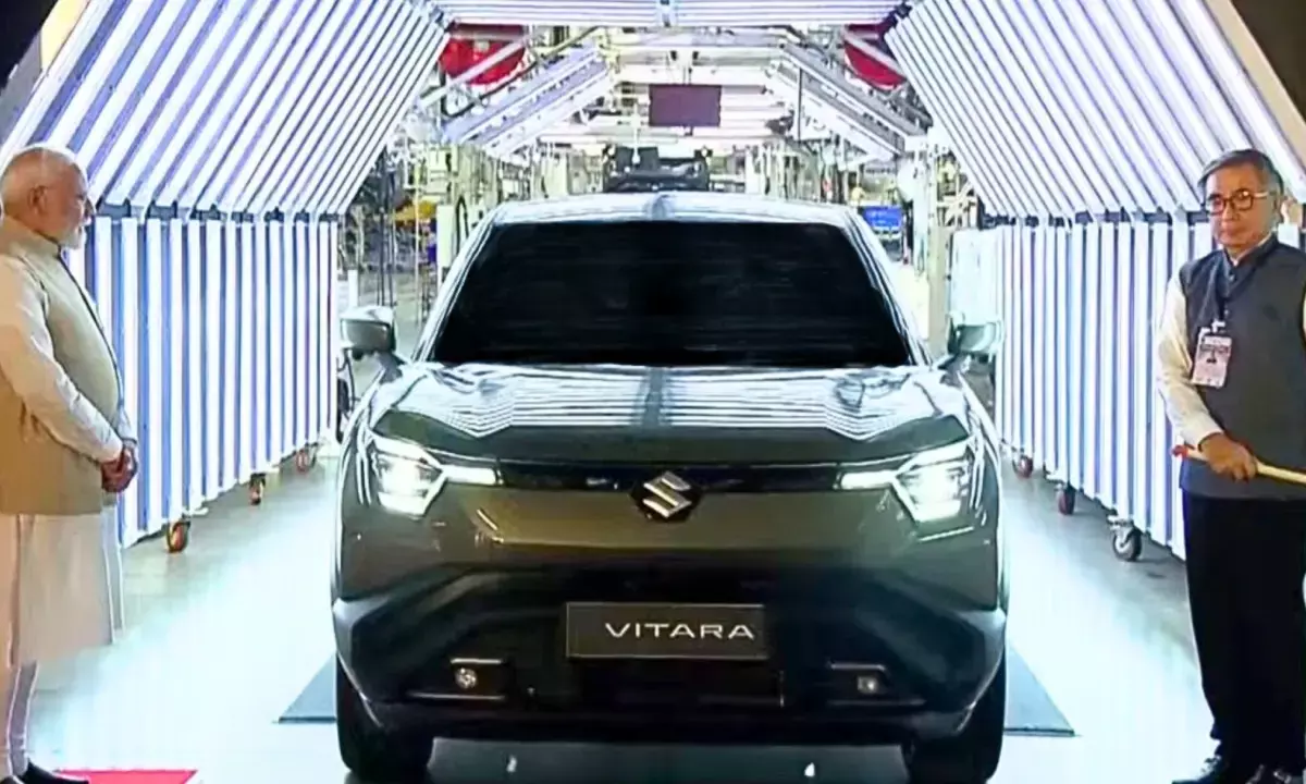 सुजुकी की पहली इलेक्ट्रिक कार, ई-विटारा हो हरीझंडी दिखाते PM मोदी।