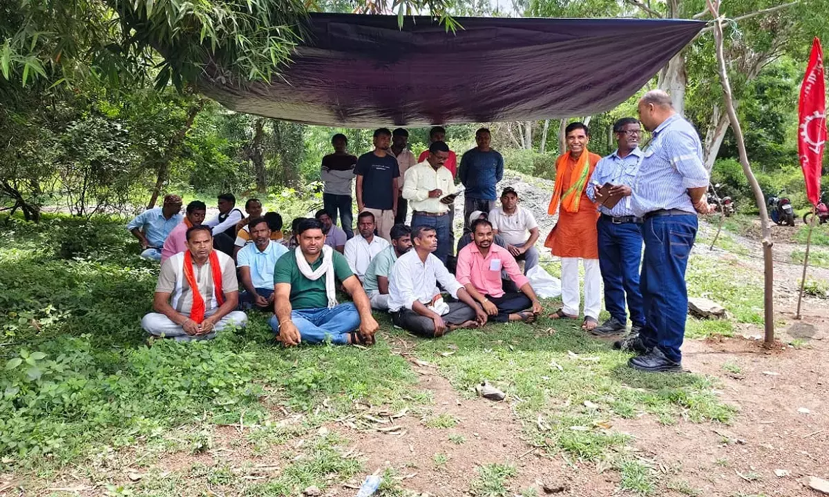 20 मजदूरों को काम से निकालने के विरोध में वो धरने पर बैठ गए थे