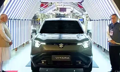 सुजुकी की पहली इलेक्ट्रिक कार, ई-विटारा हो हरीझंडी दिखाते PM मोदी।