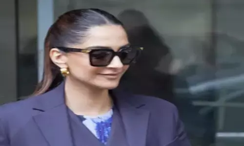 एक्ट्रेस सोनम कपूर का ऑफिस वाला लुक