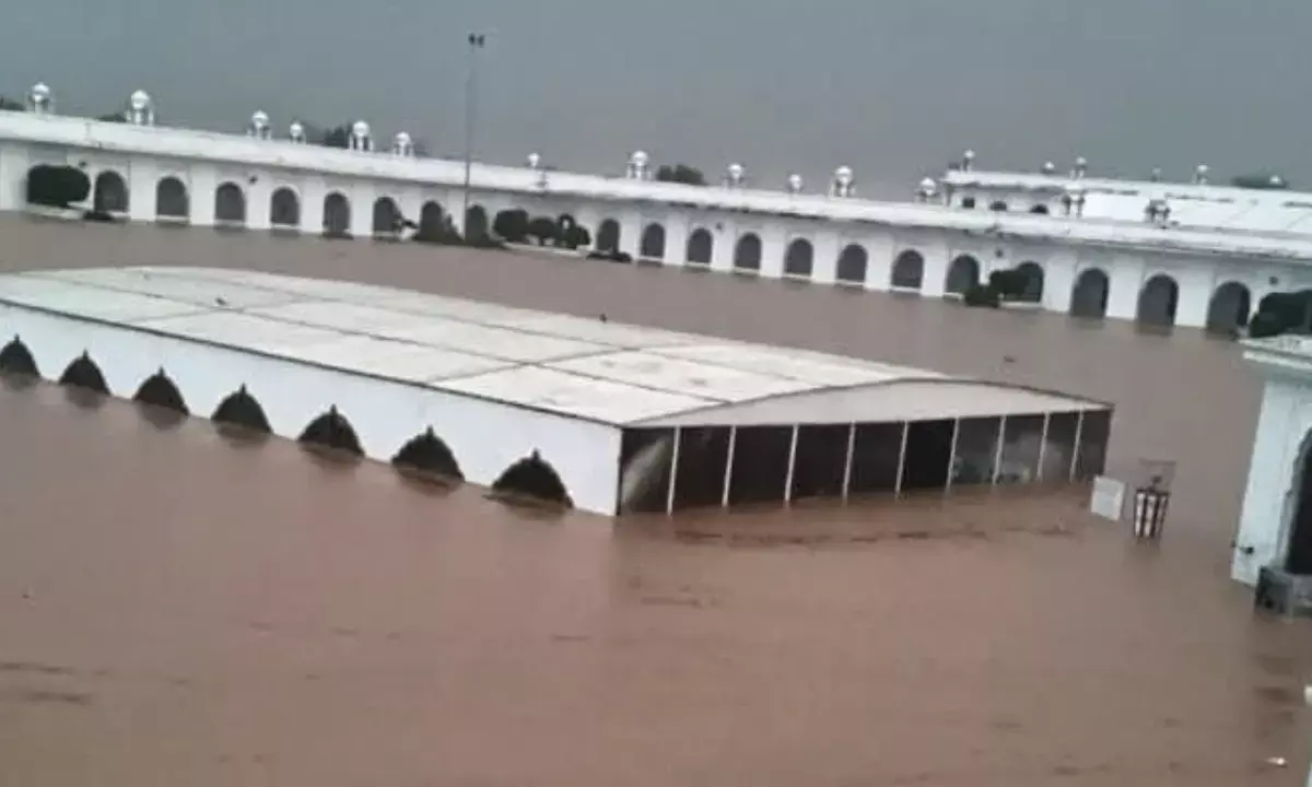 पाकिस्तान में भारी बारिश : करतारपुर साहिब गुरुद्वारा डूबा।