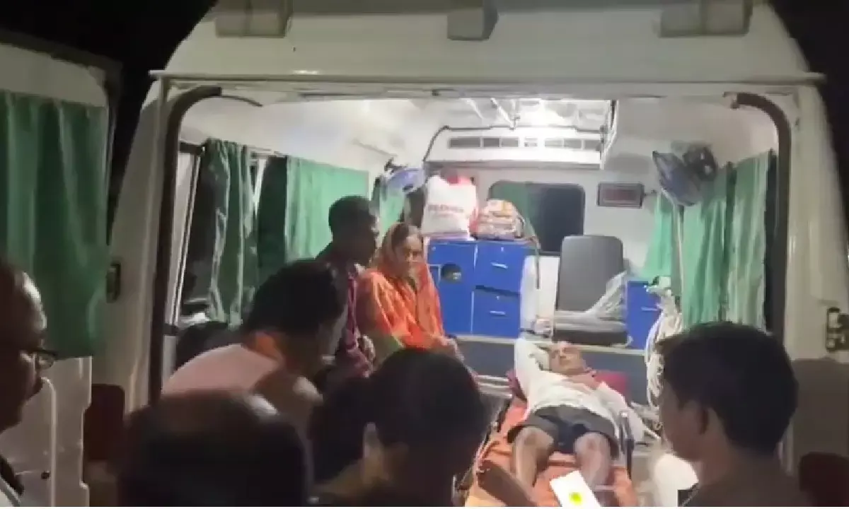 बीजेपी नेता विशंभर यादव के इलाज के लिए मंत्री लक्ष्मी राजवाड़े और विधायक भूलन सिंह मरावी एम्बुलेंस लेकर पहुंचे। बीजेपी नेता विशंभर यादव के इलाज के लिए मंत्री लक्ष्मी राजवाड़े और विधायक भूलन सिंह मरावी एम्बुलेंस लेकर पहुंचे।