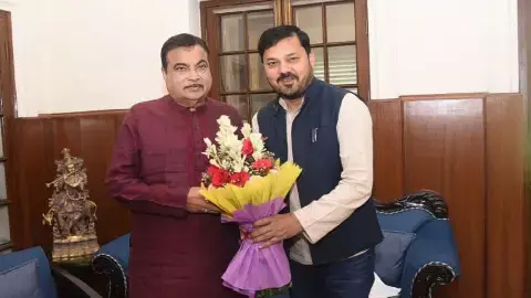 धरसींवा विधायक अनुज शर्मा ने दिल्ली प्रवास के दौरान केंद्रीय सड़क परिवहन एवं राजमार्ग मंत्री नितिन गडकरी से मुलाकात की।