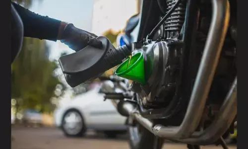 स्कूटर का इंजन ऑयल कब बदलें? जानें सर्विस से जुड़ी अहम जानकारियां