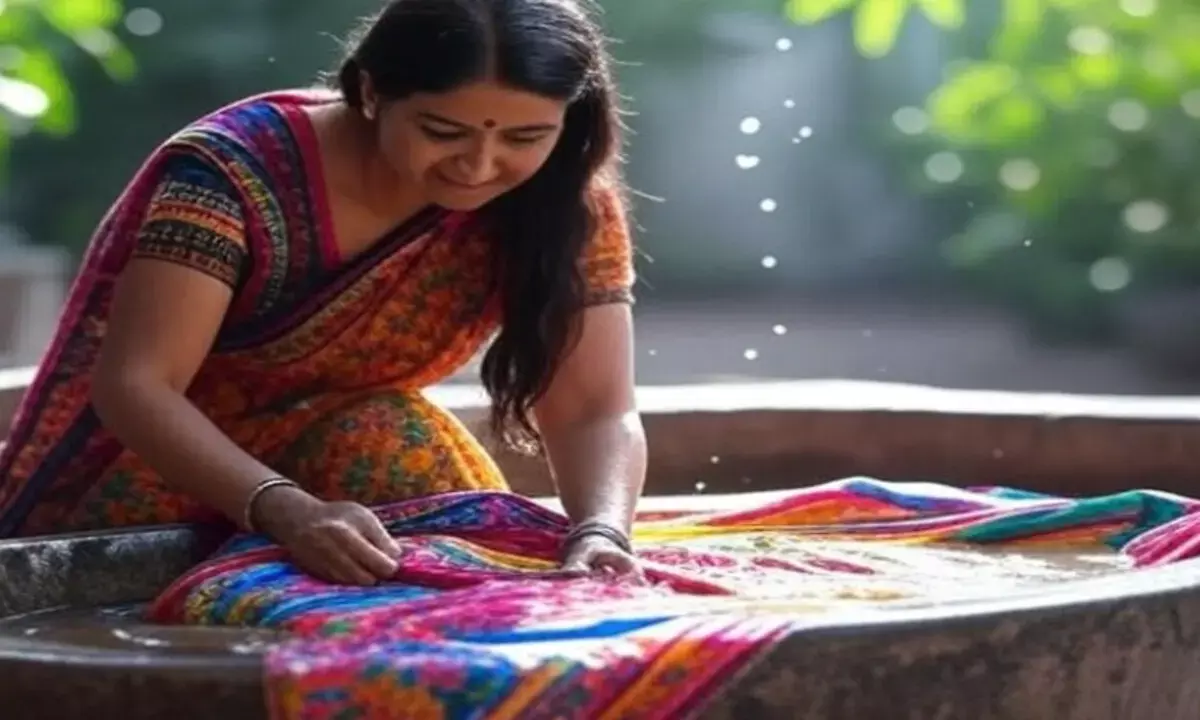 साड़ी धोते वक्त न करें ये गलती