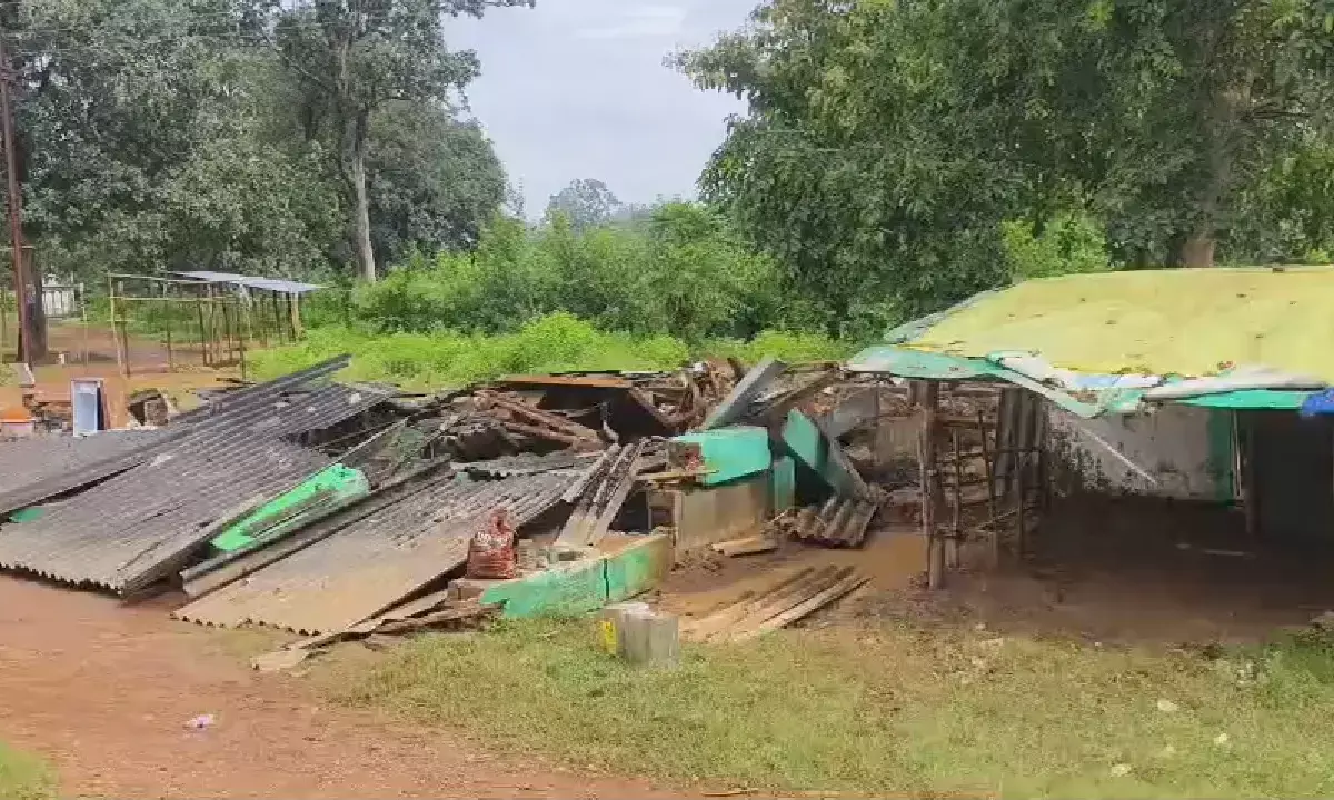 बीजापुर में दो दिन पहले हुई मूसलाधार बारिश ने कई इलाकों में जमकर तबाही मचाई है