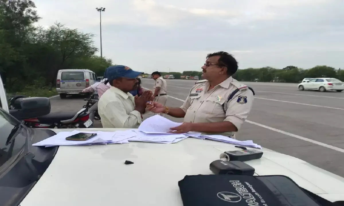 तीजा पर्व में वाहनों की चेकिंग के दौरान तिजाहीन बहनों से वसूली के आरोप में एसएसपी ने हिर्री थाना प्रभारी को सस्पेंड कर दिया है