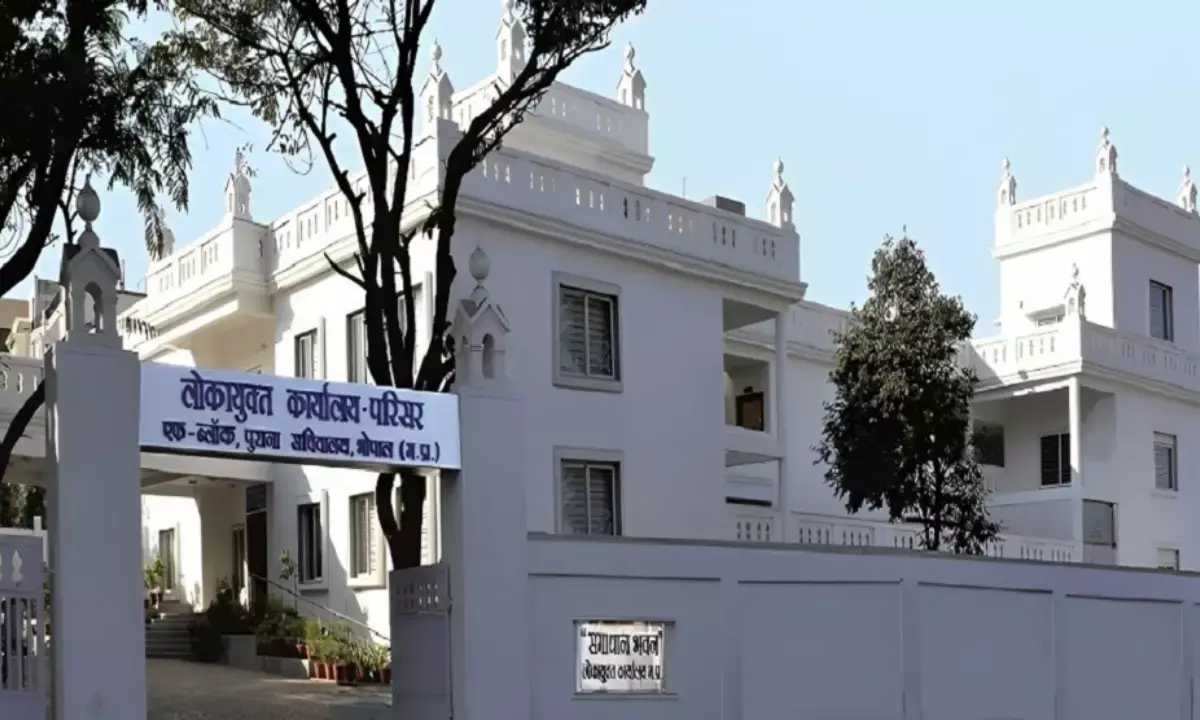 mp lokayukta action Ratlam Narmadapuram Jhabua officer assistant babu bribery trap