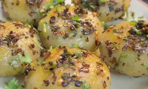 आलू-सूजी से बनाएं हेल्दी और टेस्टी नाश्ता।