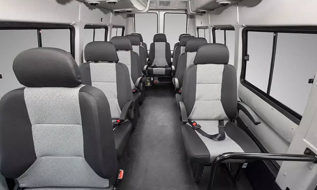इस गाड़ी में एक साथ 10 लोग कर पाएंगे ट्रैवल; सभी के लिए AC, चार्जिंग मिलेगी; जानिए कितनी रखी कीमत