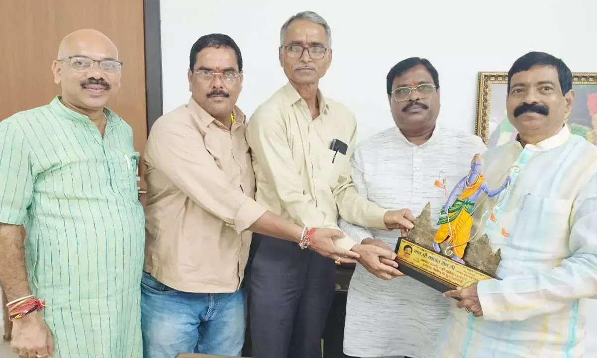 जिला अध्यक्ष प्रकाश बैस